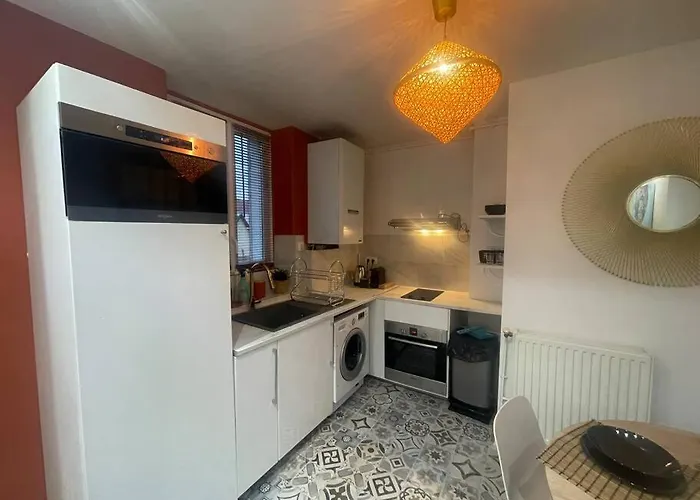 Mira - Sublime Apartment Close To Train Station
